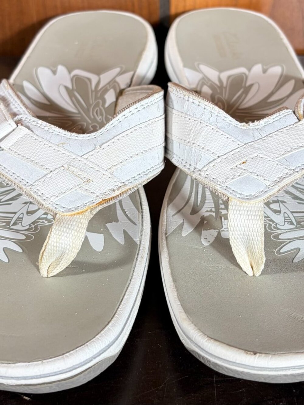 Clarks Breeze Sea Flip Flops/Thong Sandals White Floral Pattern Sz 9M